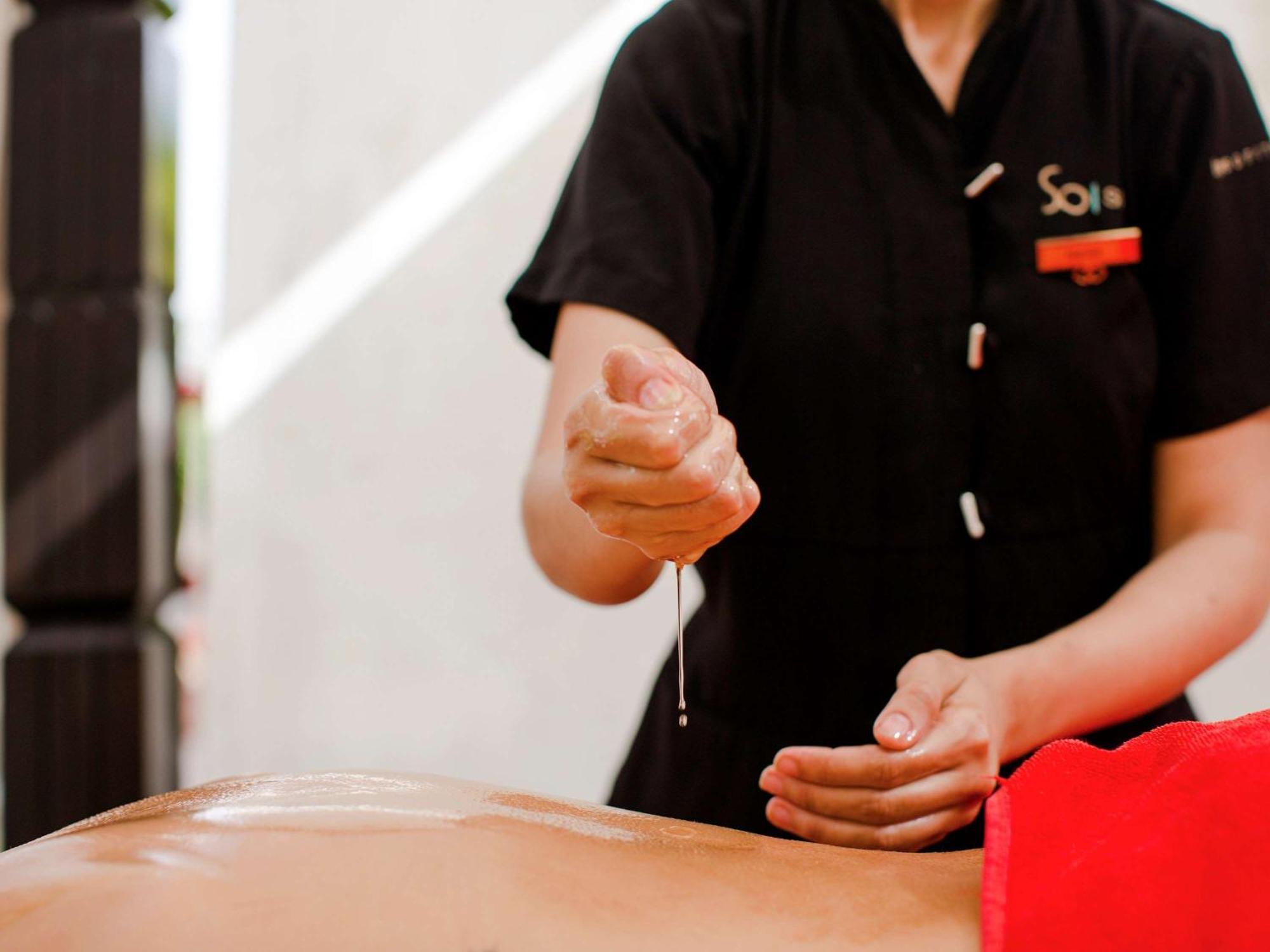 Sofitel Marrakech Palais Imperial & Spa Марракеш Екстер'єр фото Acupuncturist preparing to tap needle into skin