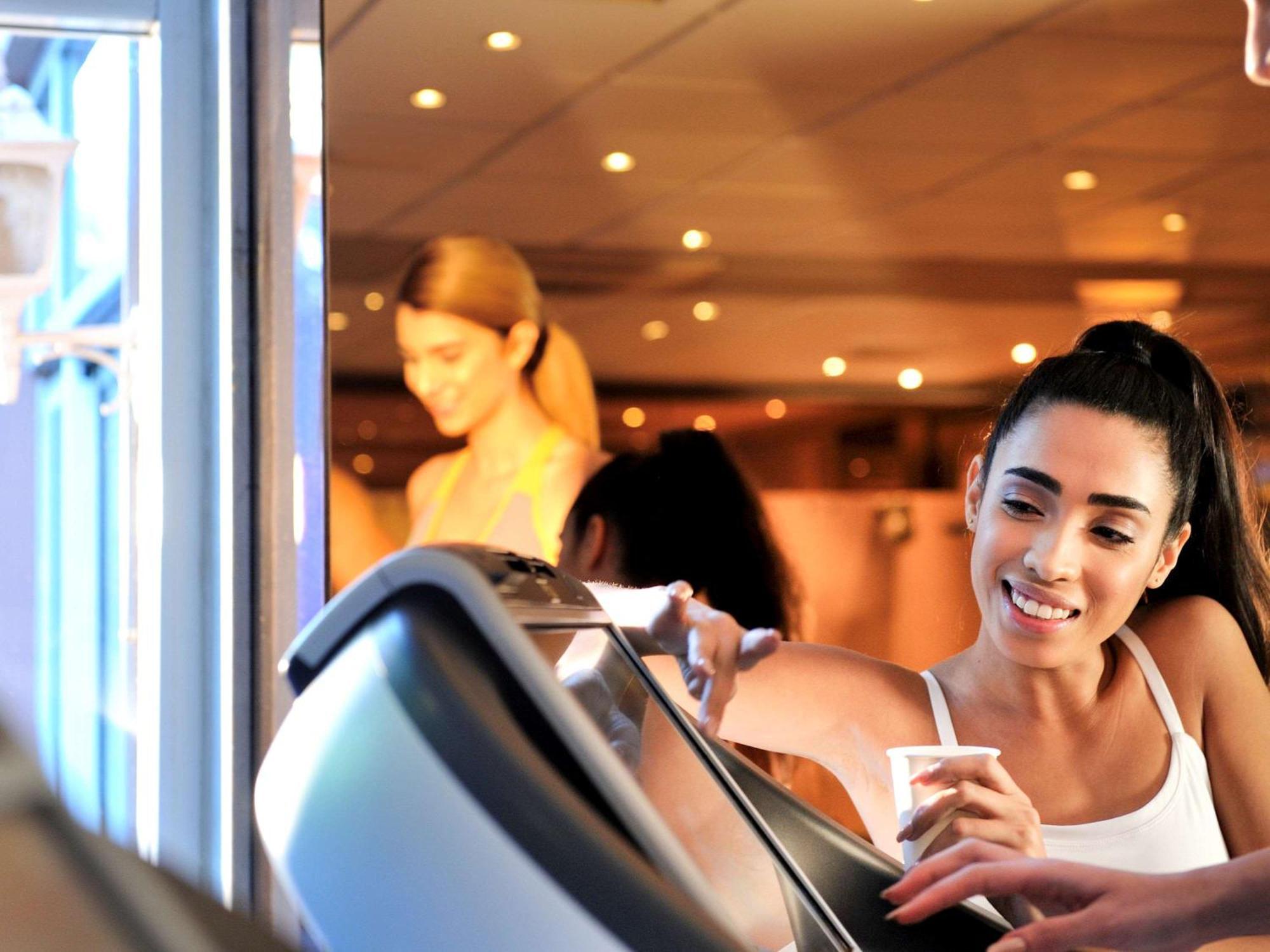 Sofitel Marrakech Palais Imperial & Spa Марракеш Екстер'єр фото A woman using a treadmill