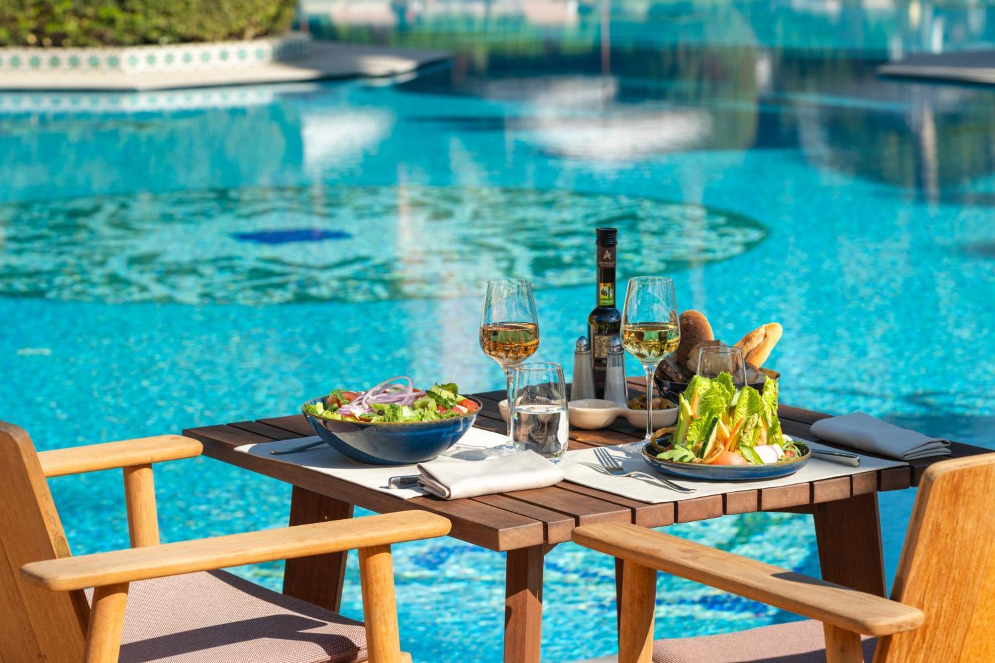 Sofitel Marrakech Palais Imperial & Spa Марракеш Екстер'єр фото Poolside dining at the hotel